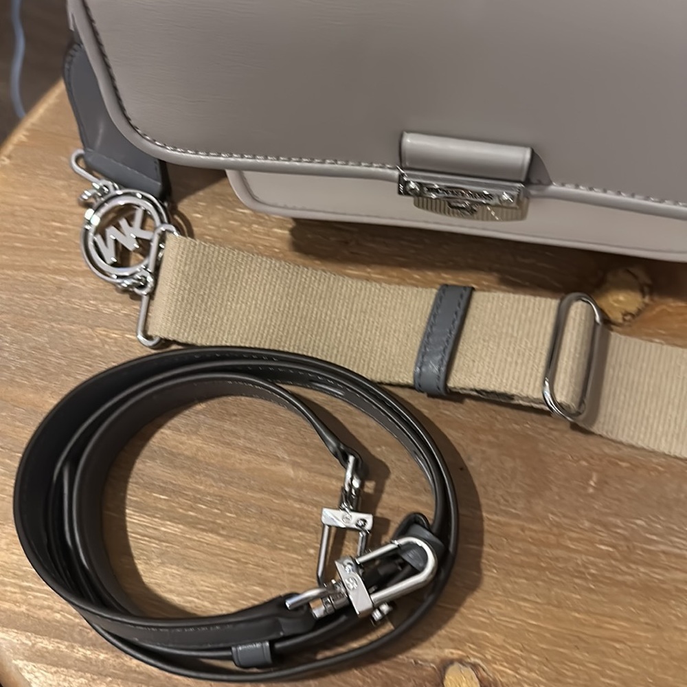 💥 Michael Kors Bradshaw Leather Messenger Bag in Gray/White w/2 Straps, EUC 💥 - Picture 3 of 12